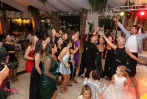 Muzica face nunta: cum alegi formația live care ține ringul plin